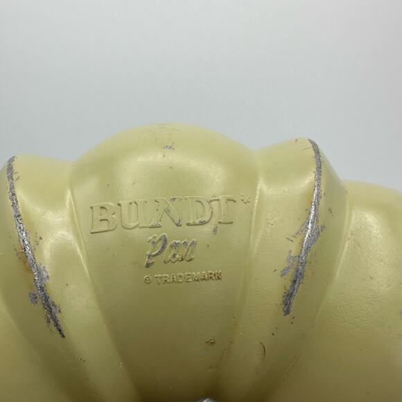 Vintage Nordic Ware Bundt Pan 12 Cup Heavy Cast Aluminum Box Recipes 10 x 4 - Picture 10 of 10